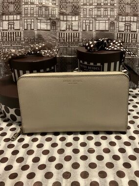 EUC Henri Bendel West 57th Continental Zip Around Wallet with Dust Bag
